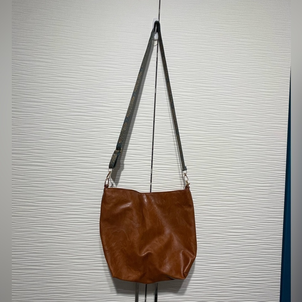 CROSSBODY BUCKET OURSE WUTH FASHIONABLE STRAP